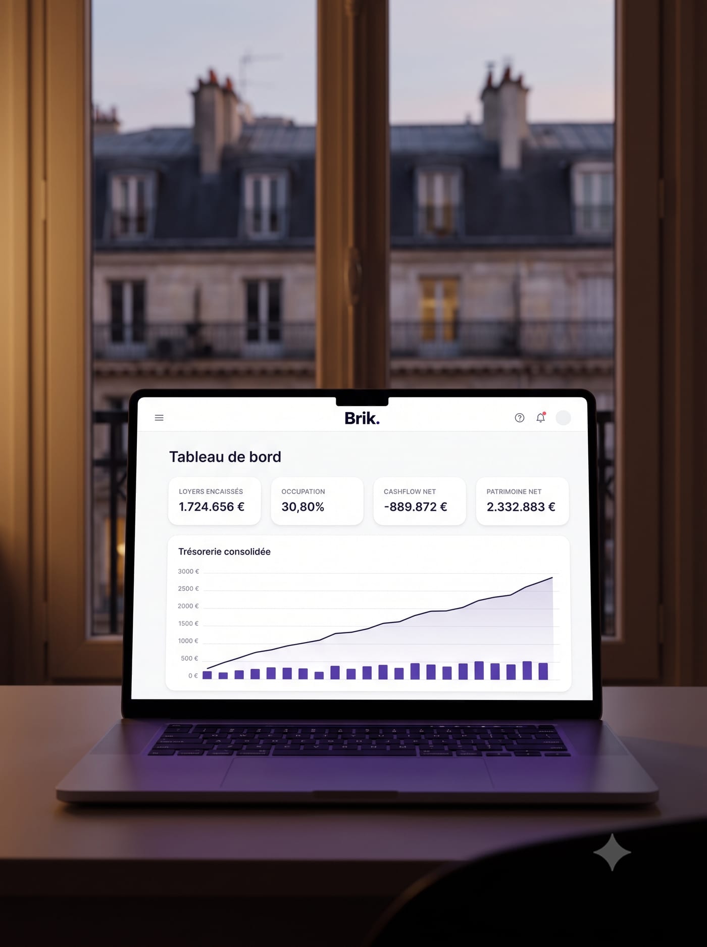 Tableau de bord patrimonial sur MacBook devant les toits de Paris